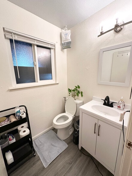 Building Photo - 1960 Grande Cir