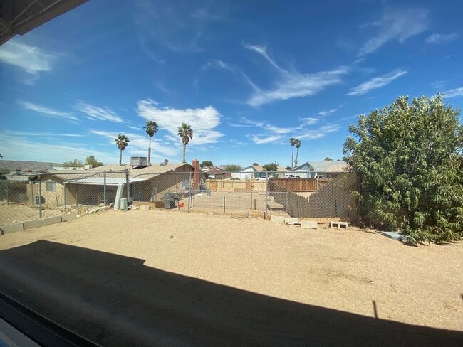 Building Photo - Beautiful 4 Bedroom 2 Bathroom Home