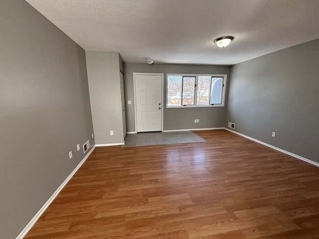 Building Photo - Amazing 3 Bedroom 1 Bathroom Townhome in Robbinsdale!!