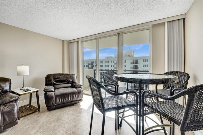 Building Photo - 1149 Hillsboro Mile