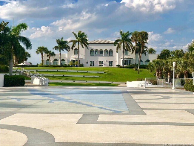 Building Photo - 163 NE Buoy Dr