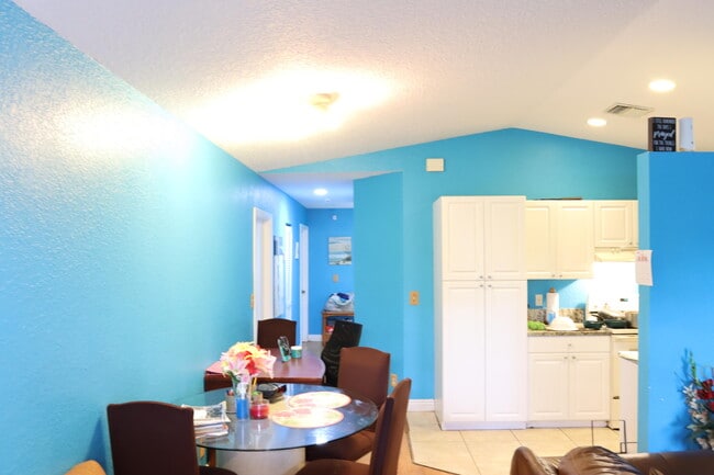 Building Photo - 2122 E Ridge Cir S