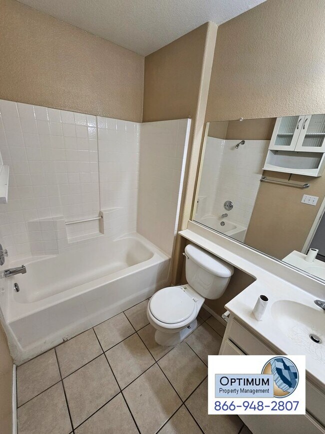 Building Photo - Spacious 6 bedroom , 3 bathroom home with downstairs bedroom and bath