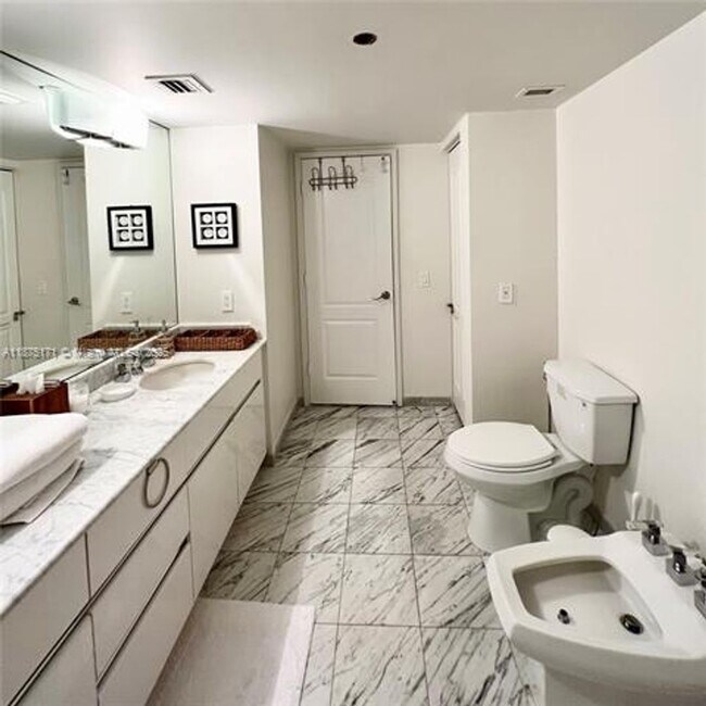 Building Photo - 5757 Collins Ave