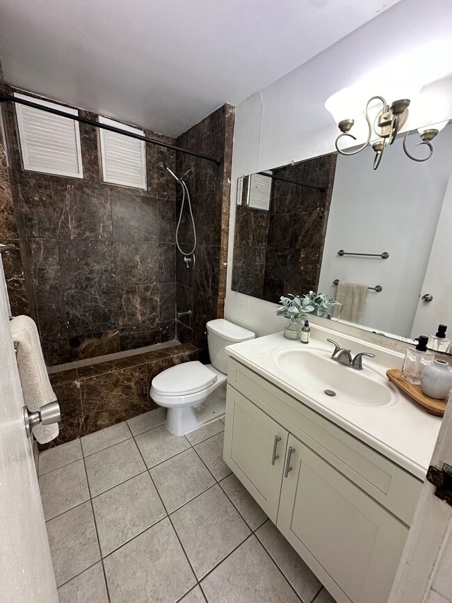 Building Photo - 2br 1bath 2pkg unit at Valleyview Melemanu!