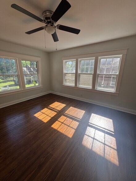 Living room - 1333 Castlewood Ave