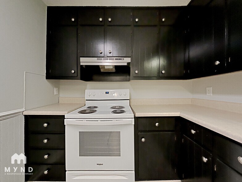 Building Photo - 2624 Garry St