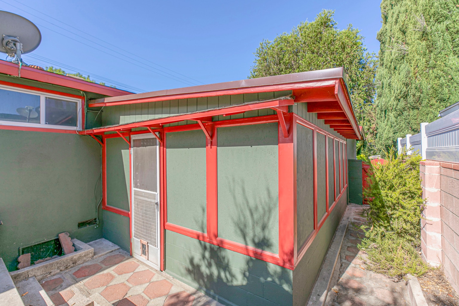 Building Photo - 10706 Rhodesia Ave