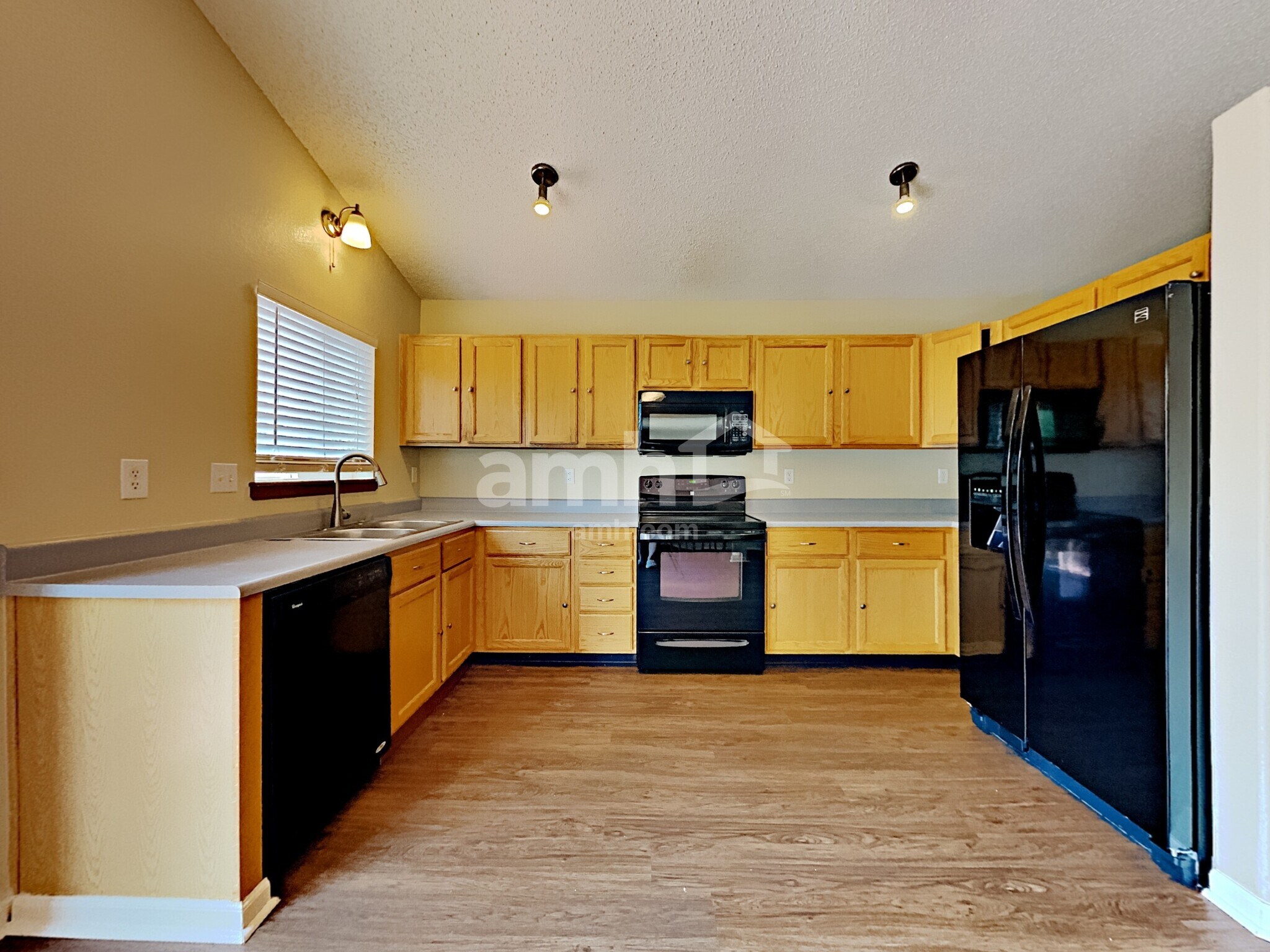 Building Photo - 13373 Mariposa Ct