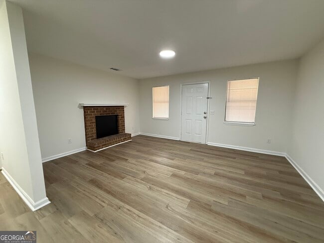 Building Photo - 160 W Paces Dr