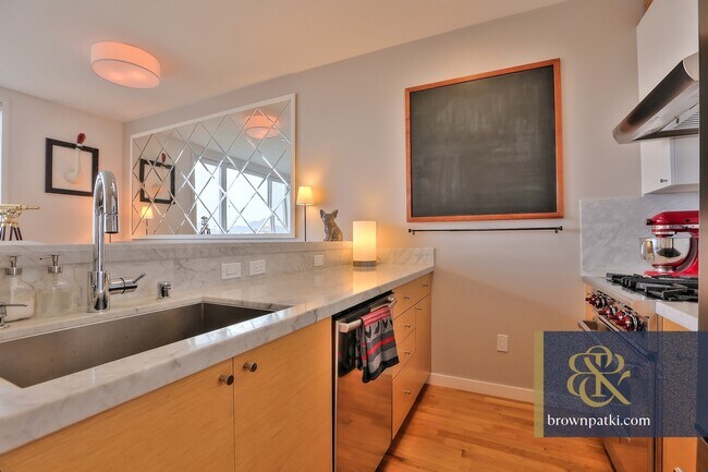 Building Photo - 3190 Scott St