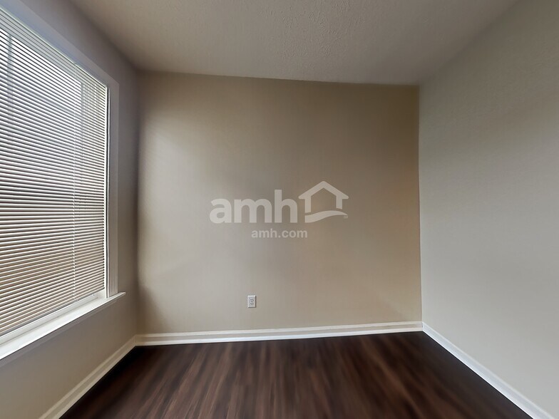 Building Photo - 15476 Old Pond Cir