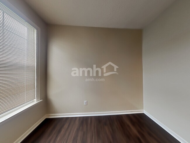 Building Photo - 15476 Old Pond Cir