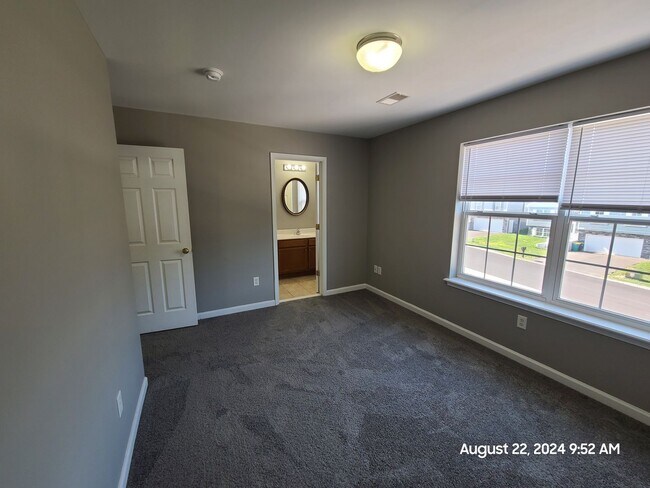 Building Photo - 370 Viewpoint Way