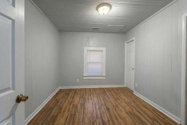 Building Photo - 625 E Wall St