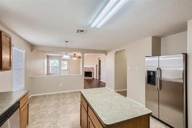 Building Photo - Move in ready!!  3 bedroom plus office!!