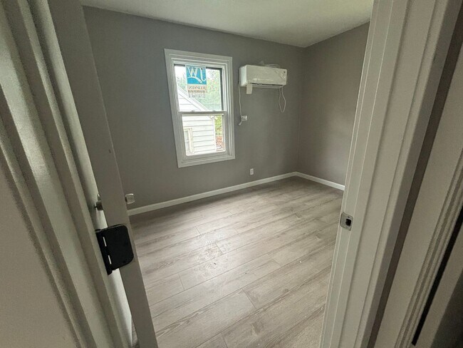 Building Photo - 4 Bed 2 Bath Home with Garage Near Swope PKWY Available NOW!