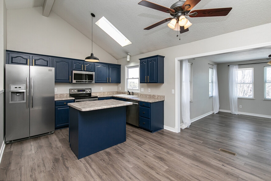 Building Photo - 1101 SE Chaparal Dr