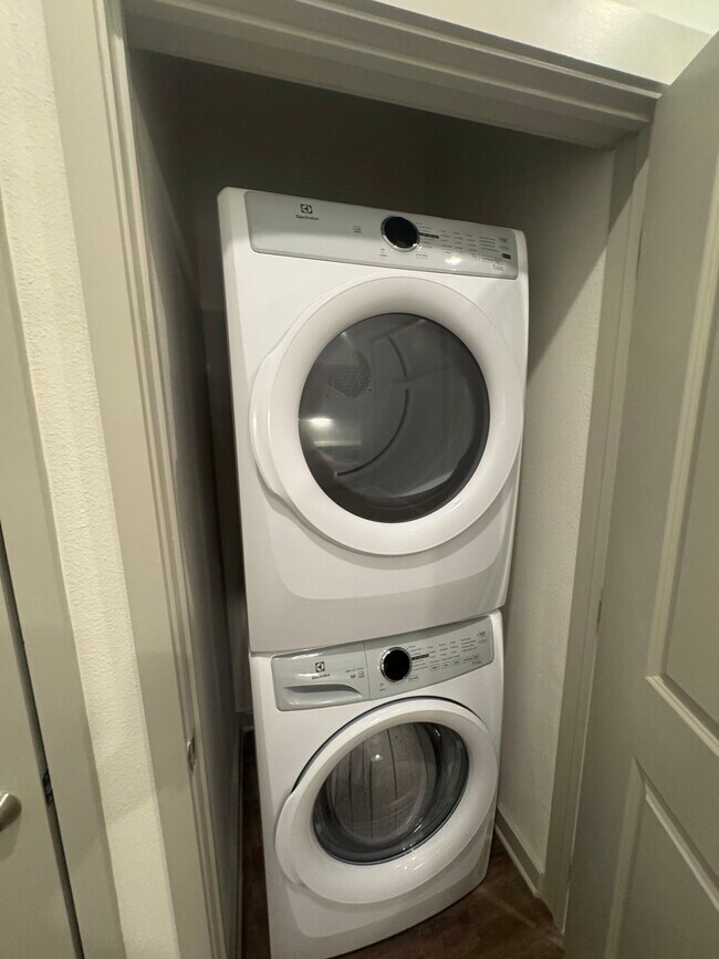 Building Photo - 1000 Persimmon Dr