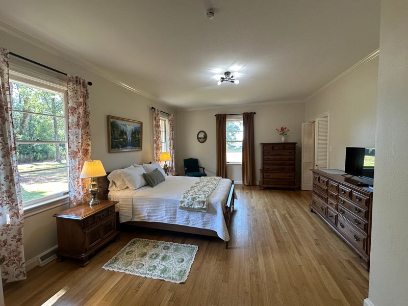 Building Photo - 305 S Laurel St