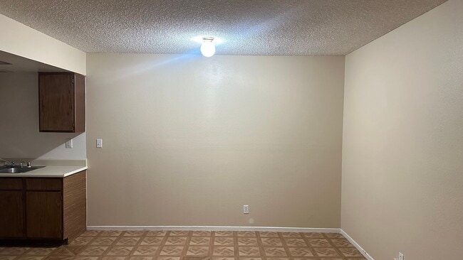 Building Photo - ONE BEDROOM ONE BATHROOM APARTMENT AVAILABLE FOR RENT !!!