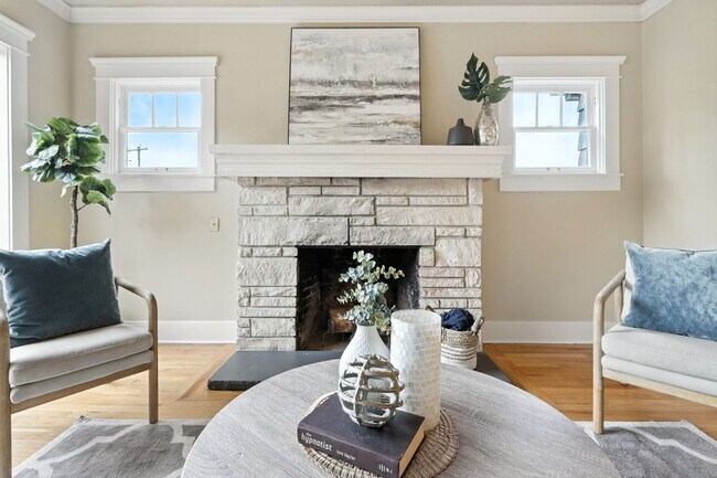 Building Photo - 423 NE 55th Ave