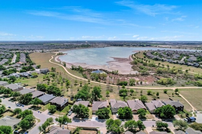 Building Photo - 4029 Lake Edge Way