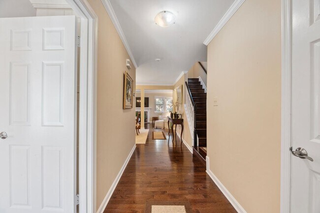 Building Photo - 4 Bedroom, 3.5 Bath Furnished Townhouse Available