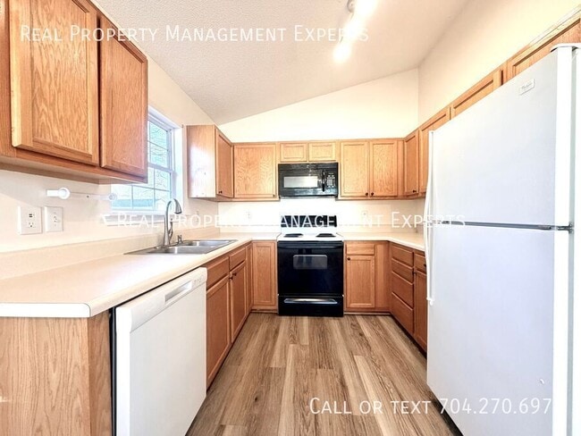 Building Photo - 123 Garden St