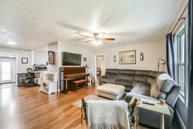 Building Photo - 1102 W Hart Ave