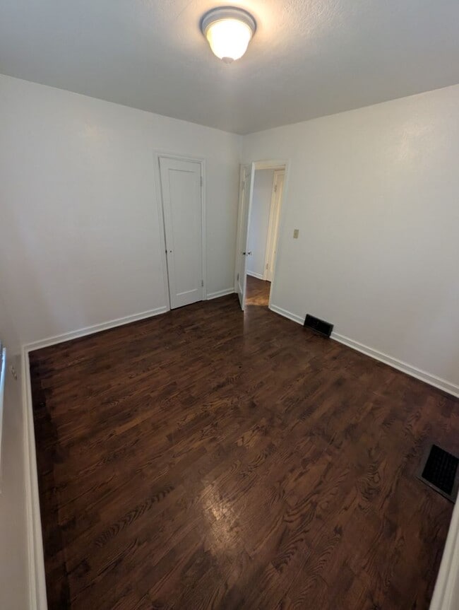 Building Photo - Quaint 2 Bedroom in Navy Yard City - TONS of Extra Space! Available Now!
