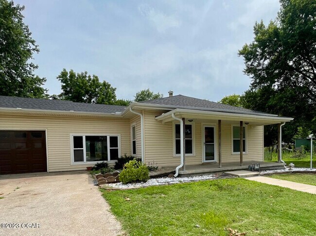 Primary Photo - 202 W Walton Ave