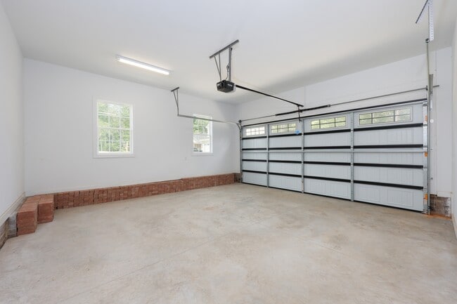 Building Photo - 518 Woods Drive