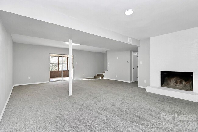 Building Photo - 526 Julia Ave