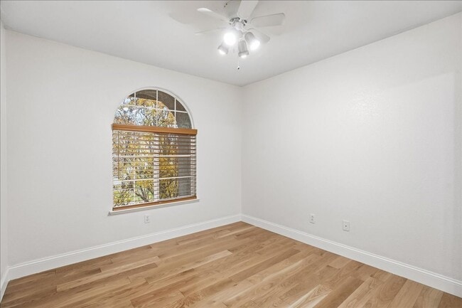 Building Photo - 70 Arches Cir