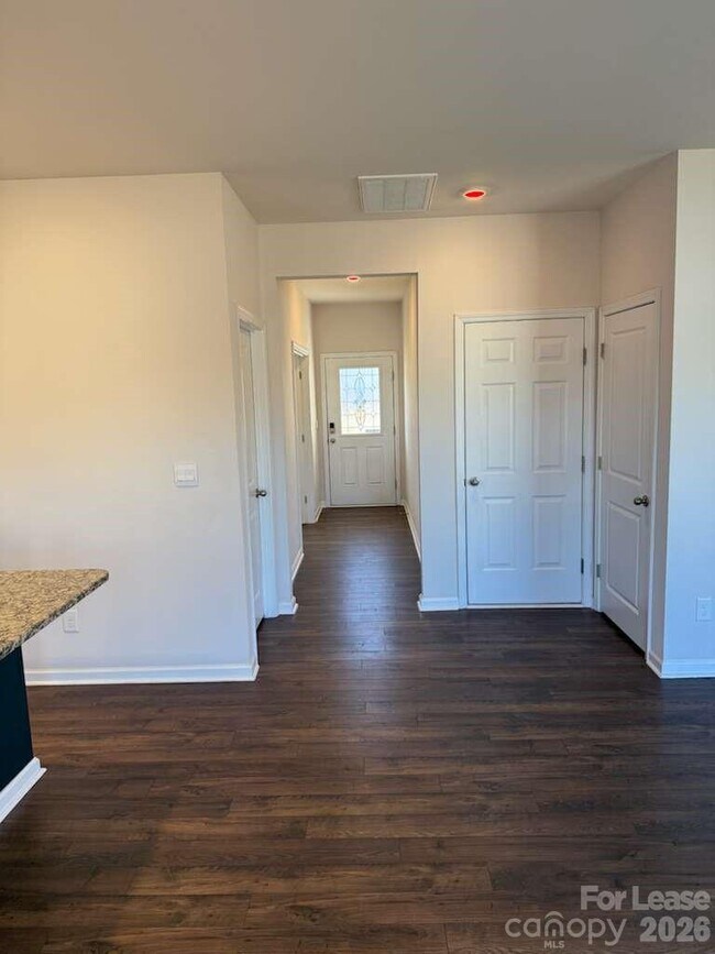 Building Photo - 106 Sierra Rd