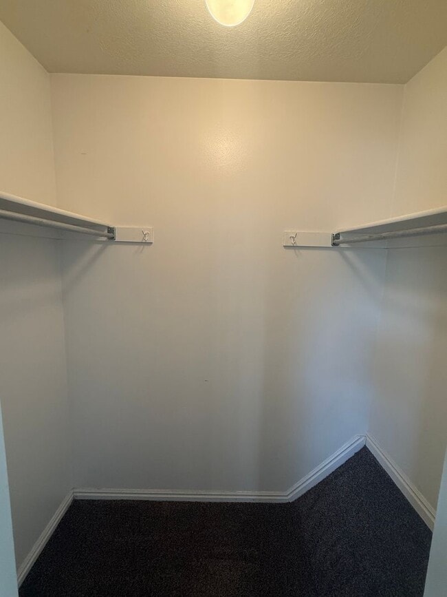 Building Photo - Beautiful Kaysville townhouse