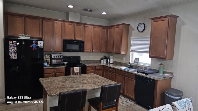 Building Photo - Beautiful 3 Bedroom Home for Rent in Oakbr...