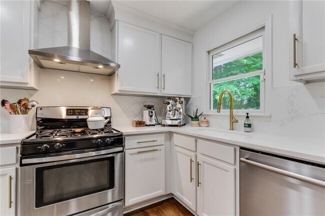 Building Photo - 2357 Cortez Way NE