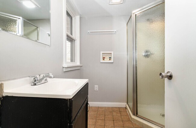 Building Photo - 3 Bedroom 2 Bathroom Home