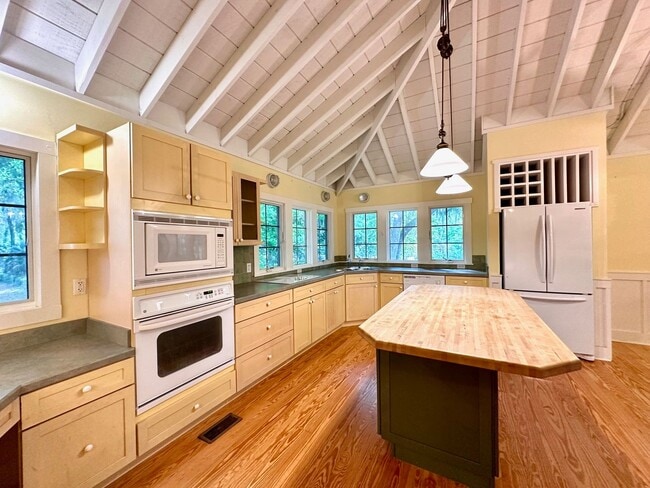 Building Photo - Coastal Retreat-Large 3/2-Must See