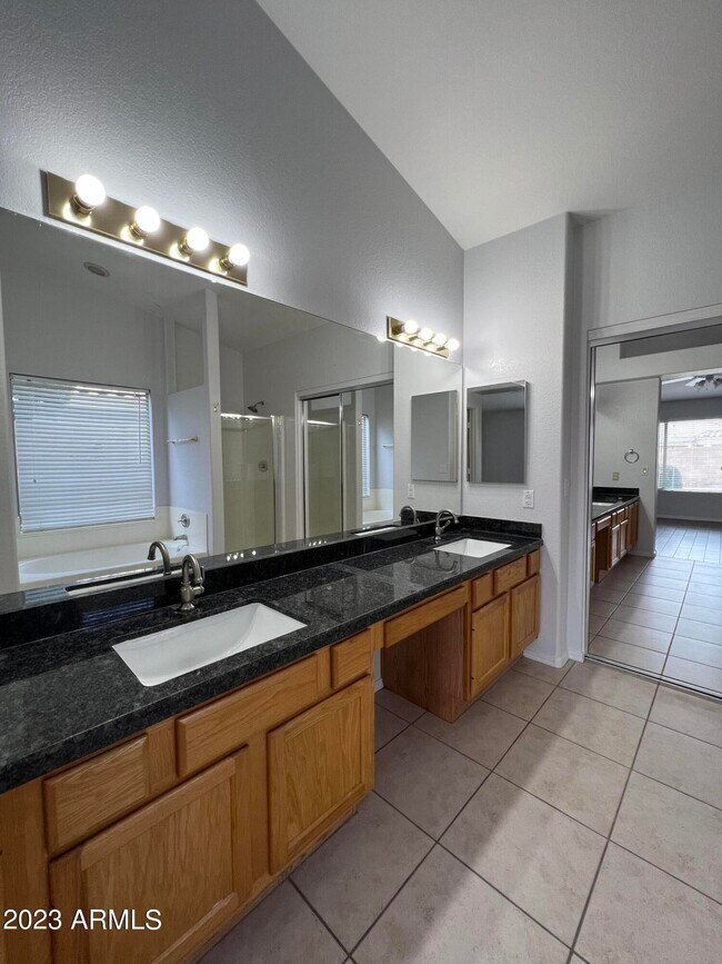 Building Photo - 1171 W Goldfinch Way