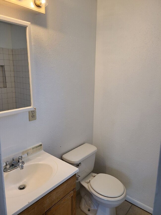 Building Photo - 915 Walter St SE