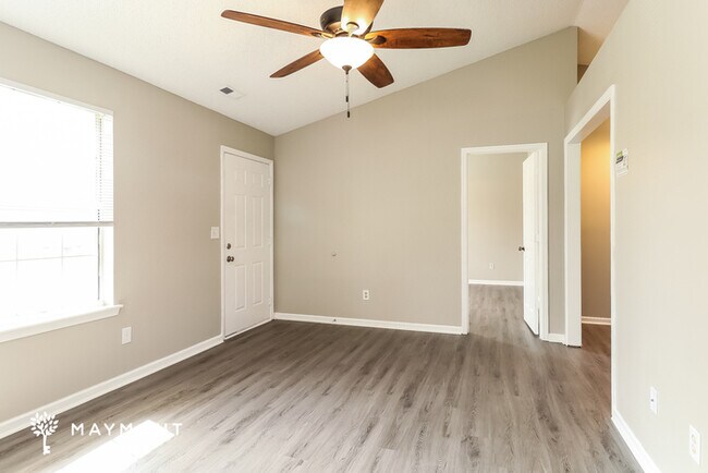 Building Photo - Cozy Three Bedroom