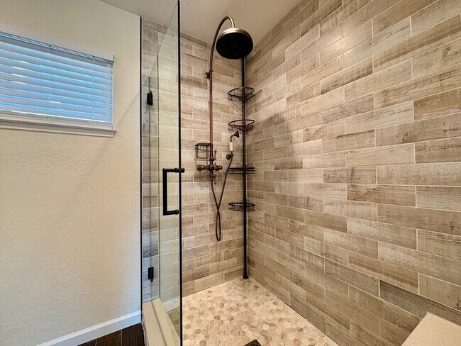 Building Photo - Beautiful 3 Bedroom, 2.5 Bathroom Fully Remodeled Home in Orangevale!