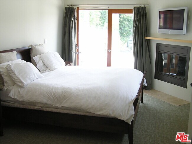 Building Photo - 420 Sherman Canal