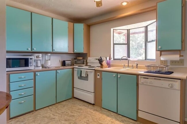 Building Photo - 7445 McGregor Ln