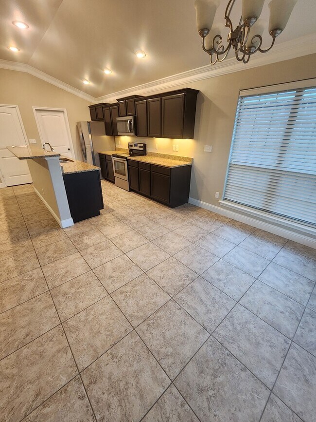 Building Photo - In Legends Park neighborhood! 3 bed 2 bath 2 car garage