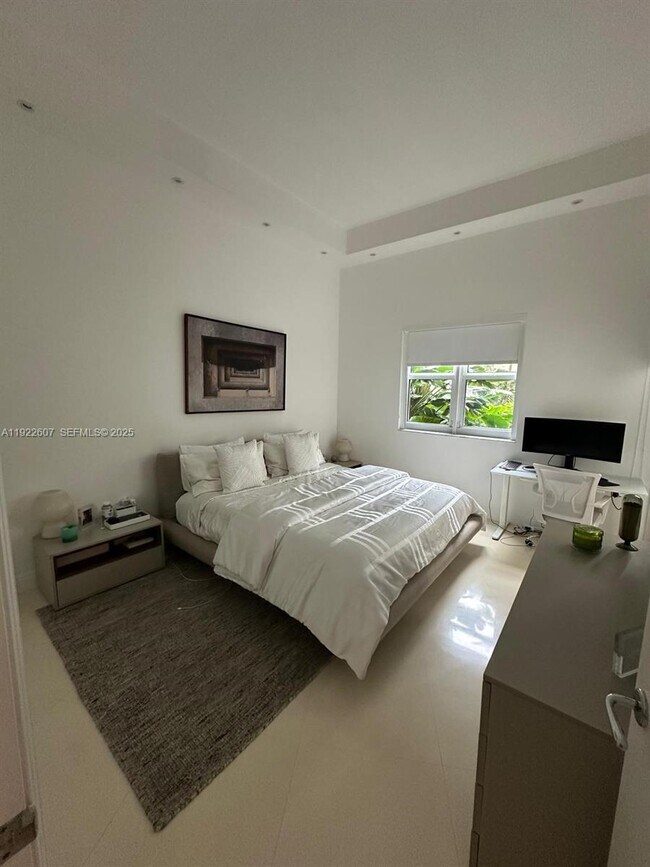 Building Photo - 19900 E Country Club Dr