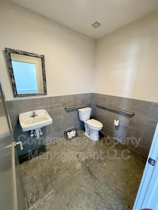 Building Photo - 2300 Franklin Rd